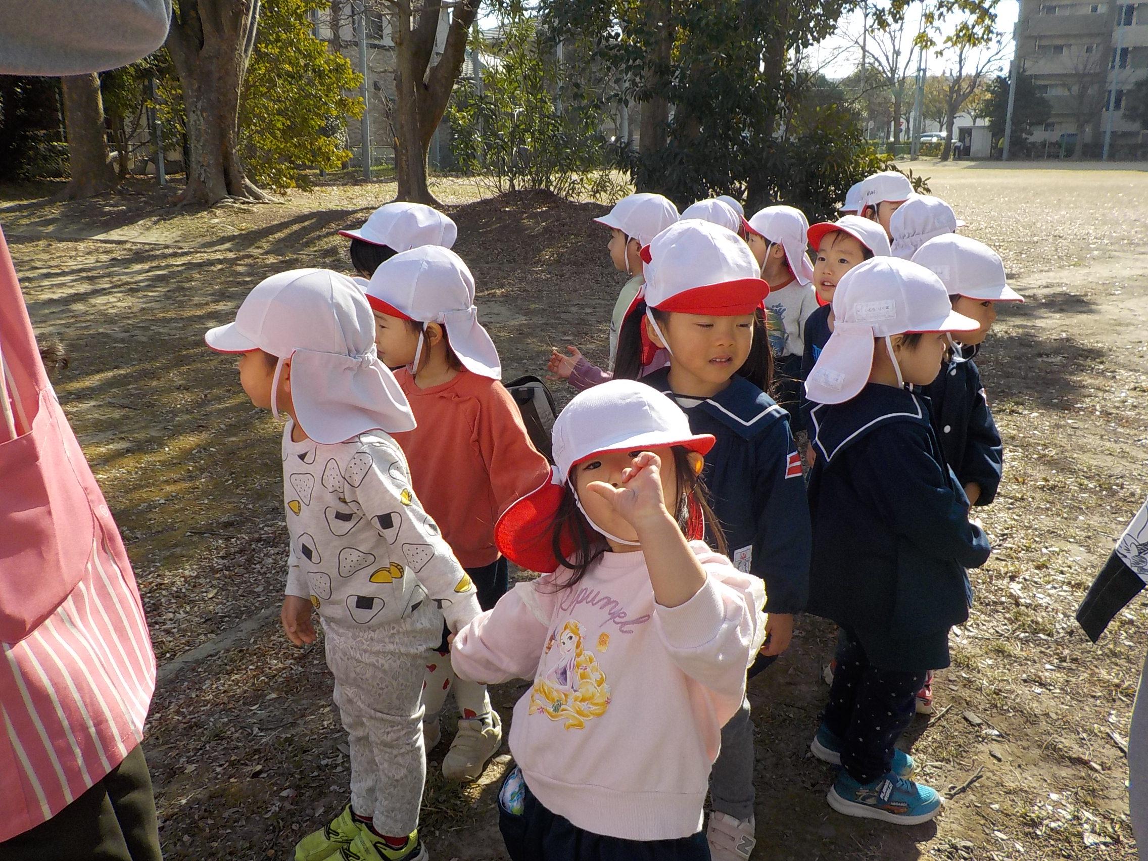 すみれ組　手を繋いで公園へ！