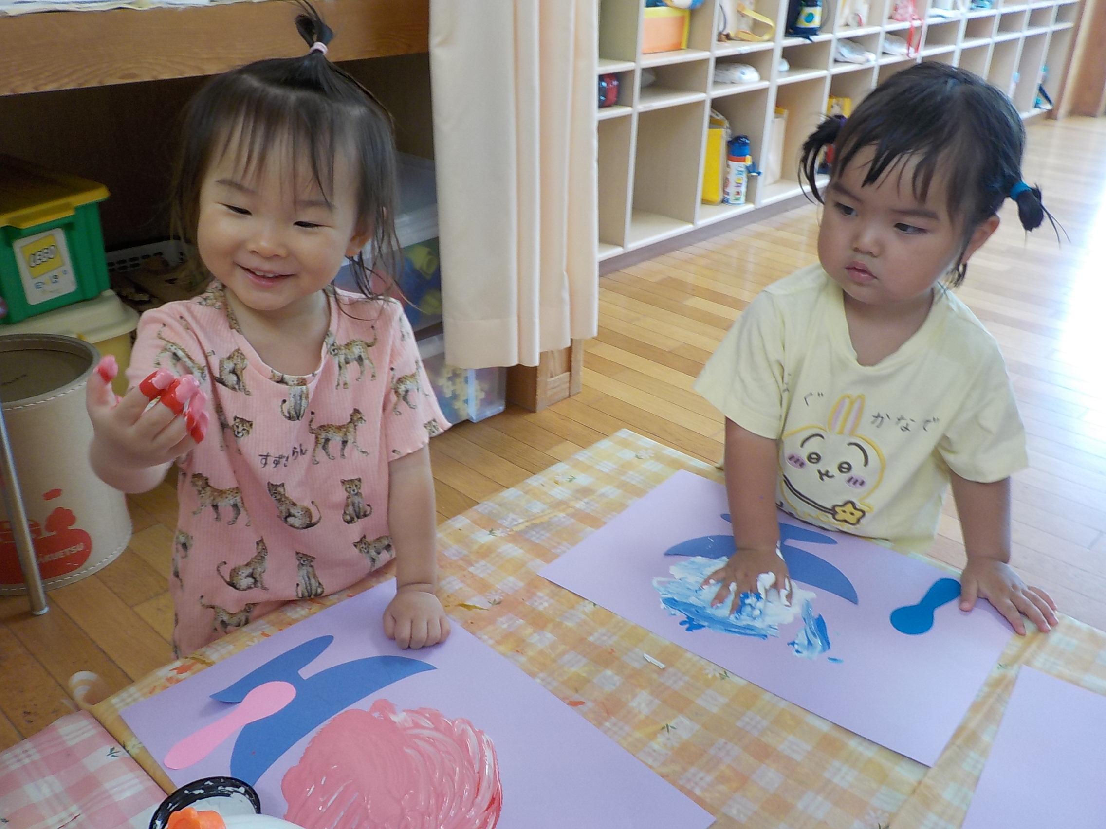すみれ組　フィンガーペイントでかき氷を作ったよ！