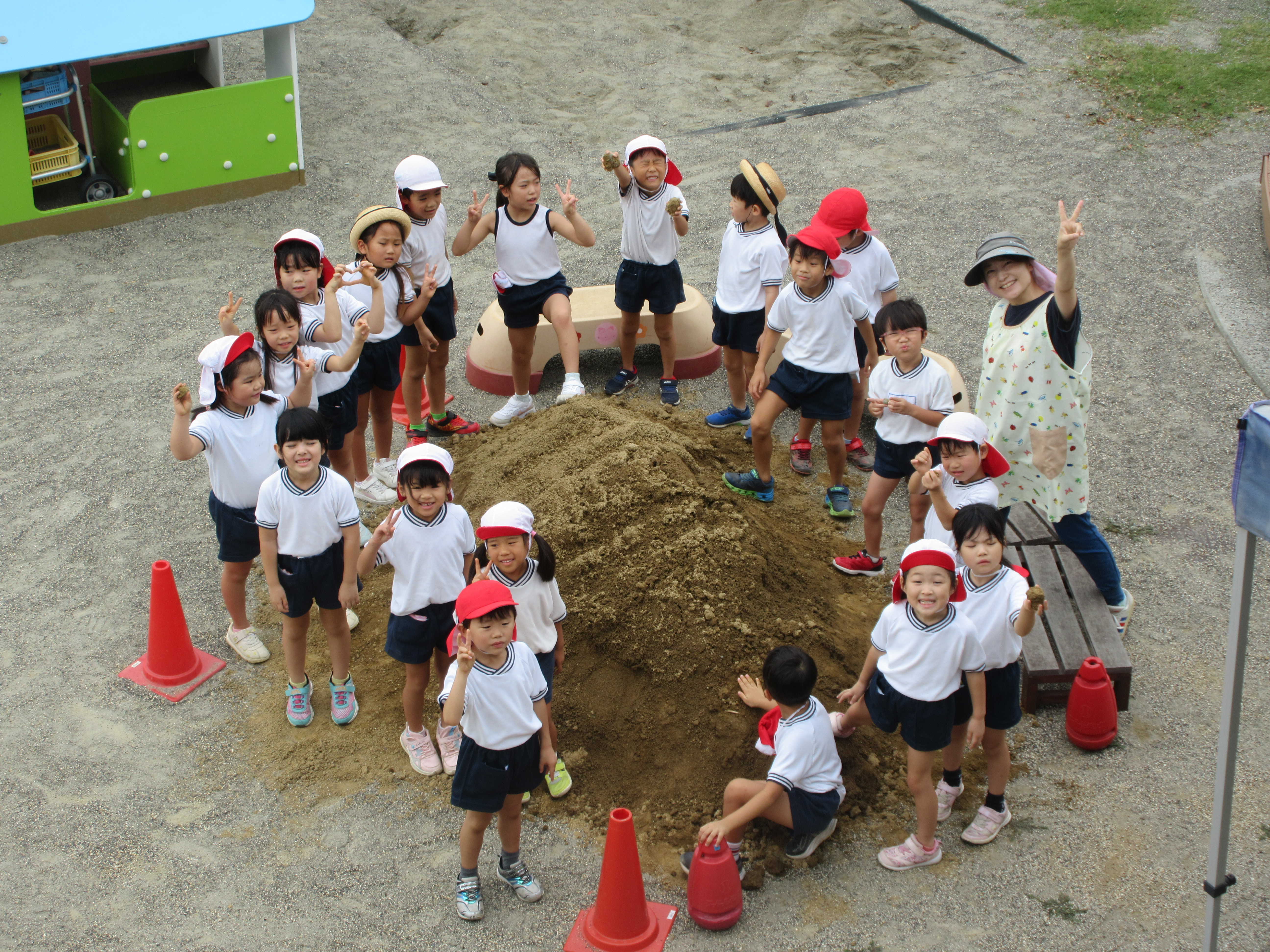 ひまわり組　どろんこあそび