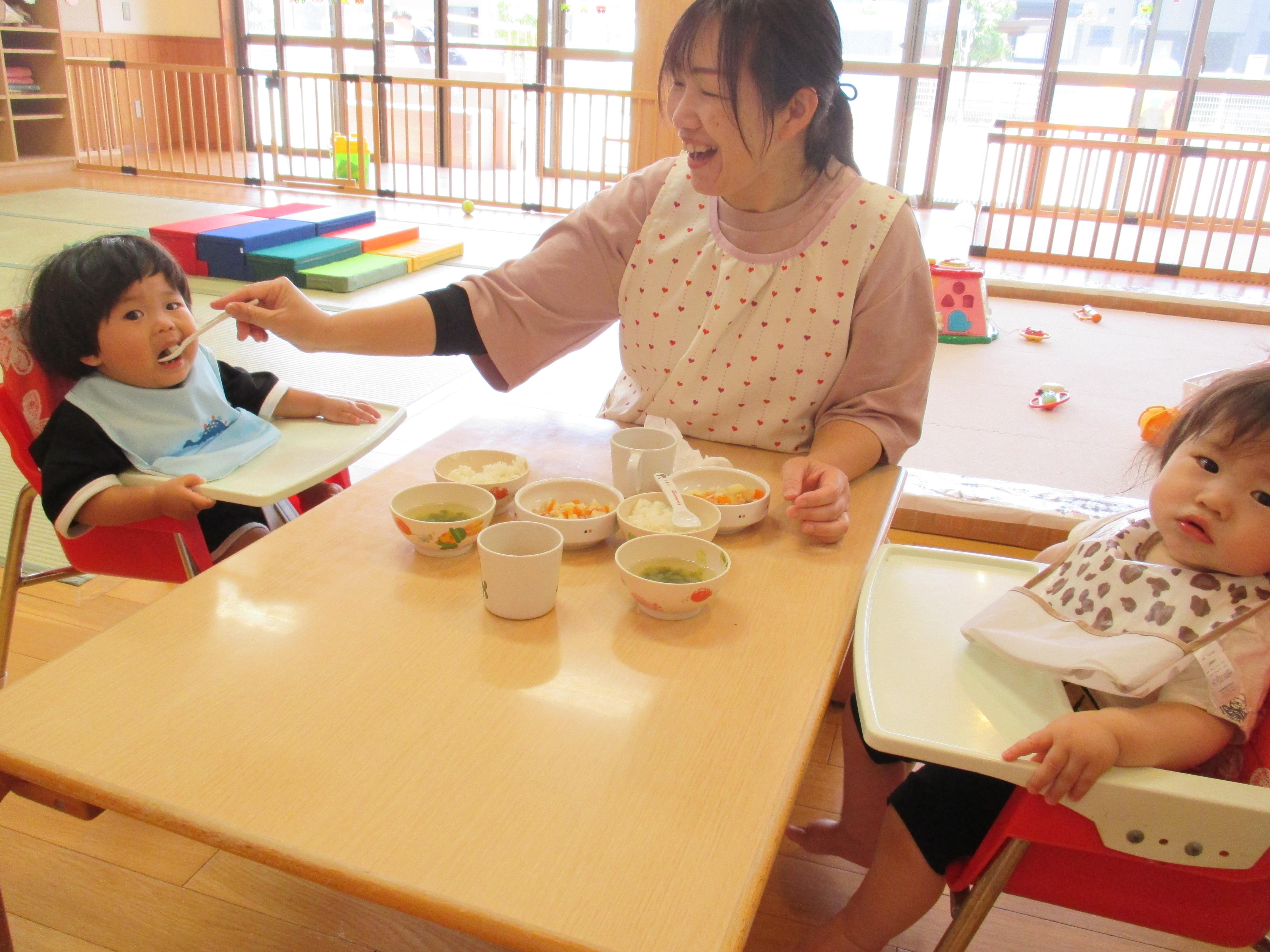 園での給食のようす①（つくし・たんぽぽ組）