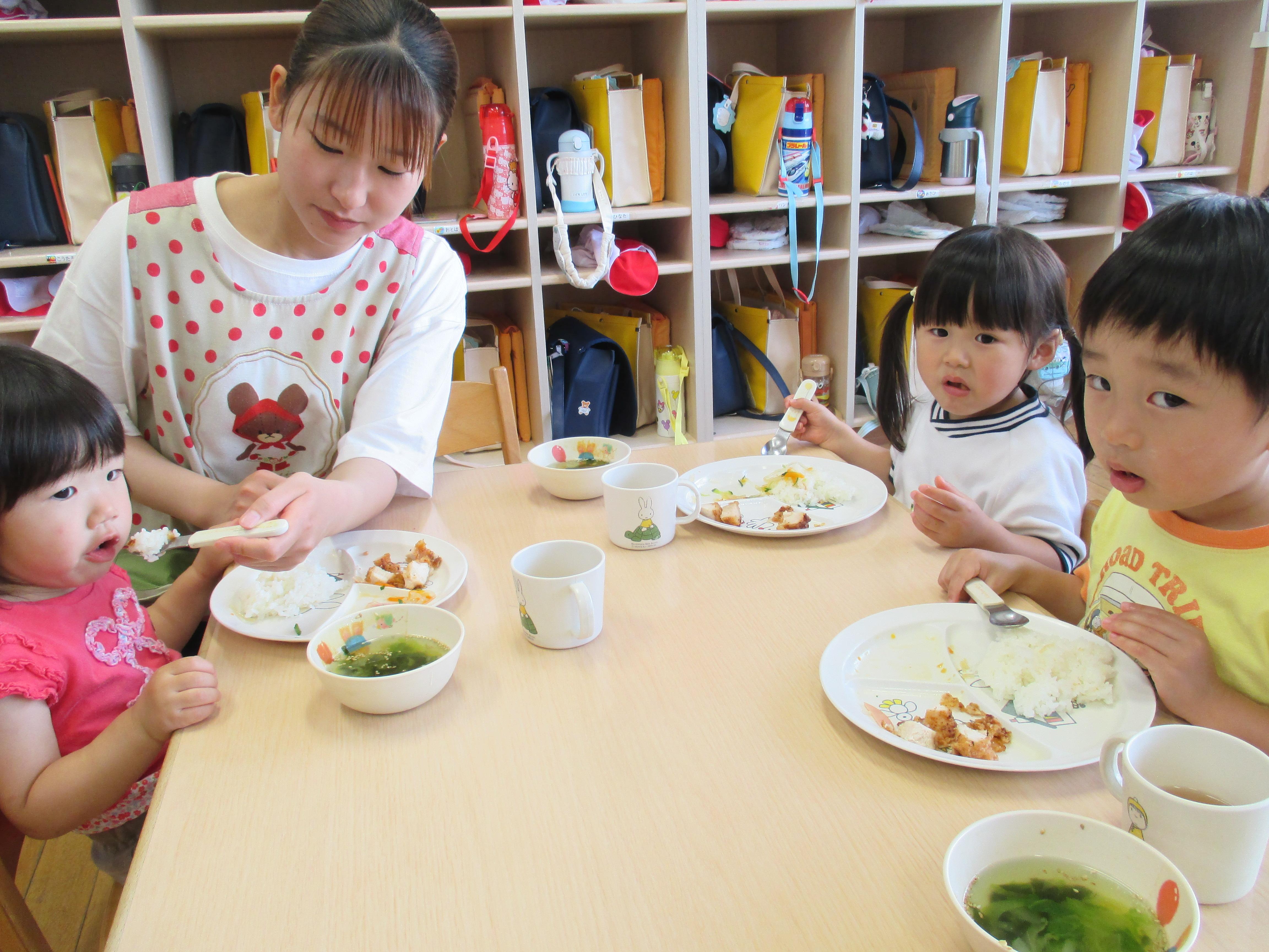 園での給食のようす②（すみれ・れんげ組）