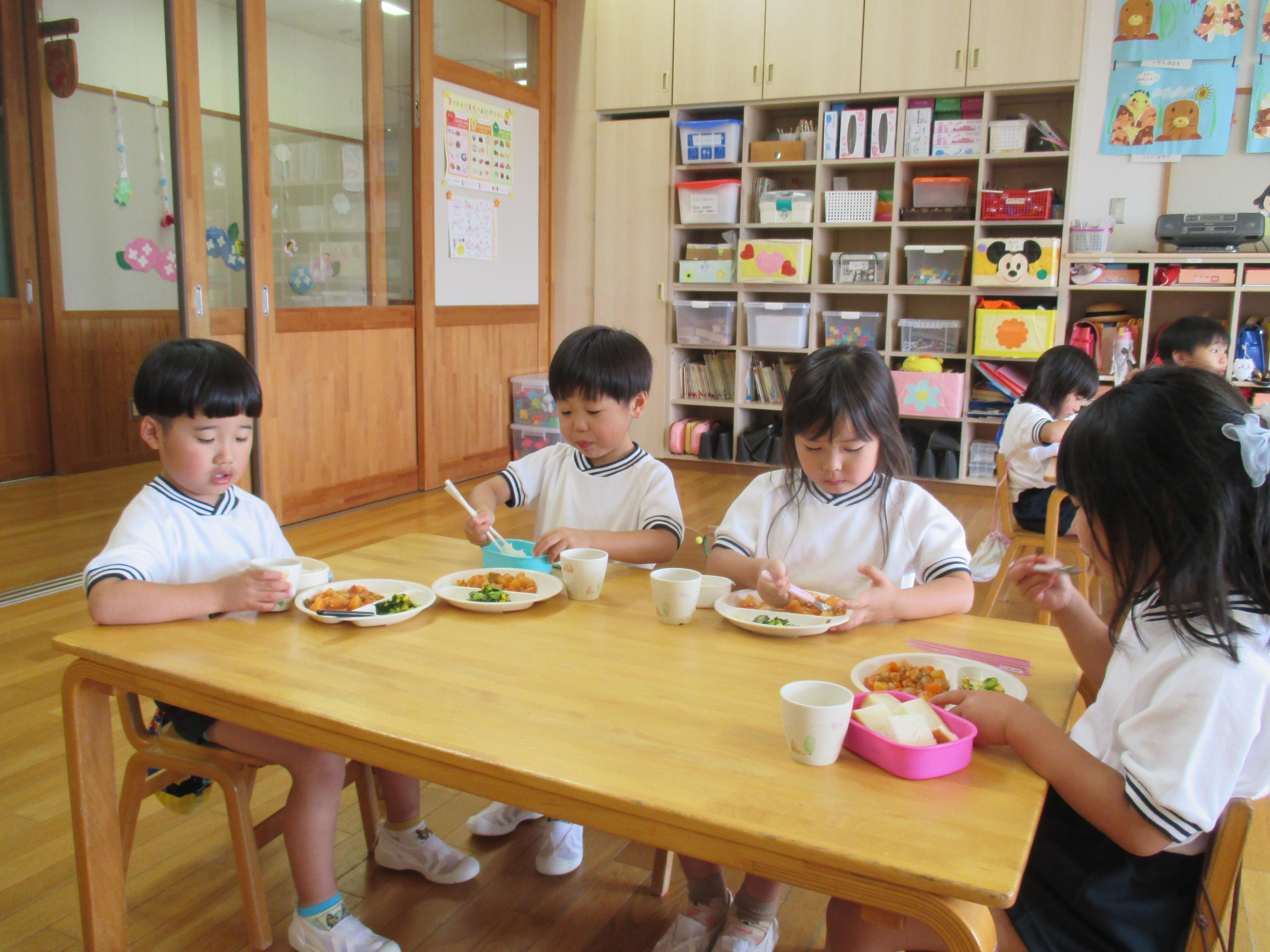 園での給食のようす③（ゆり・ひまわり組）