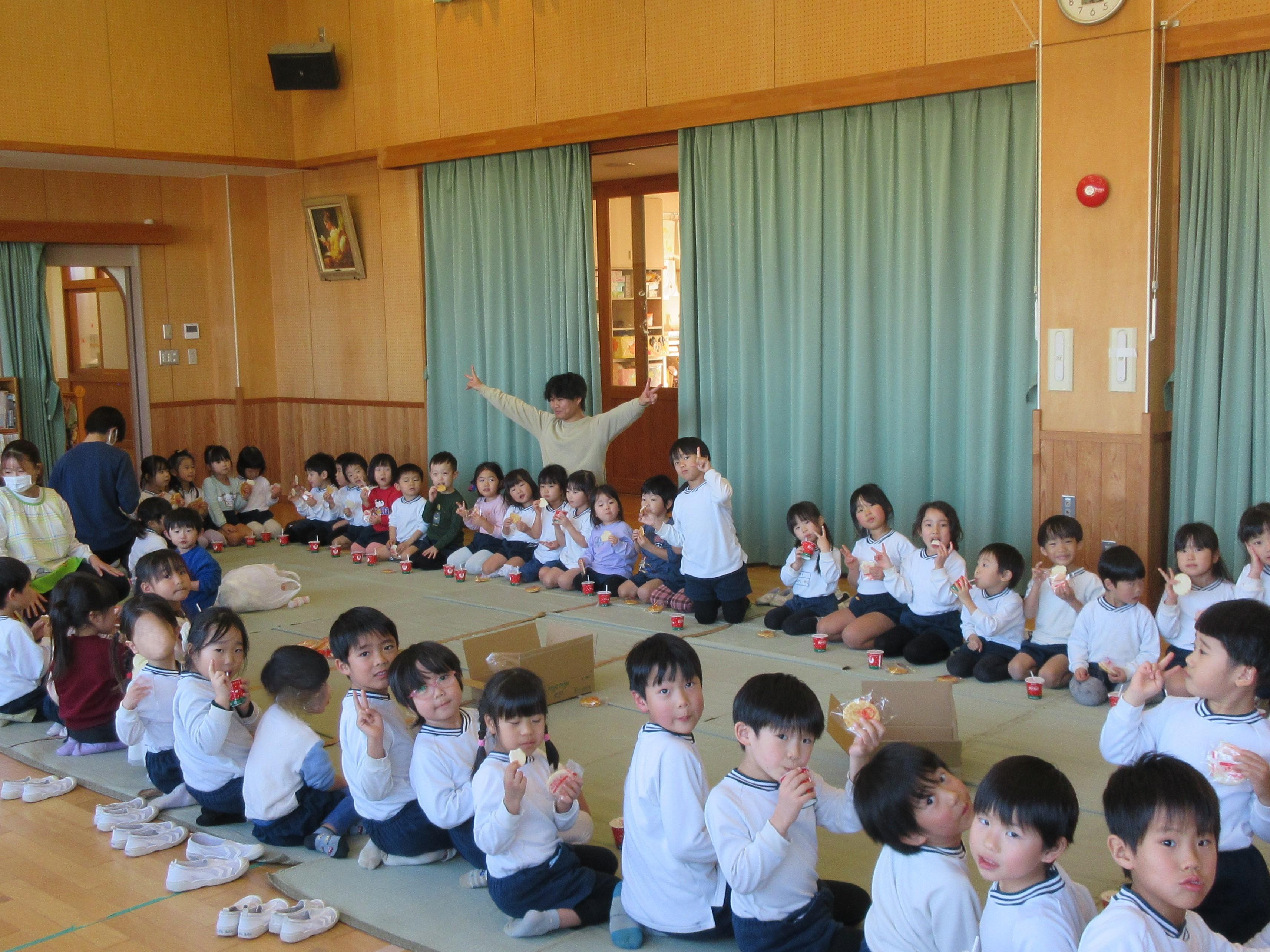 ひまわり組　みんなでおやつ♪