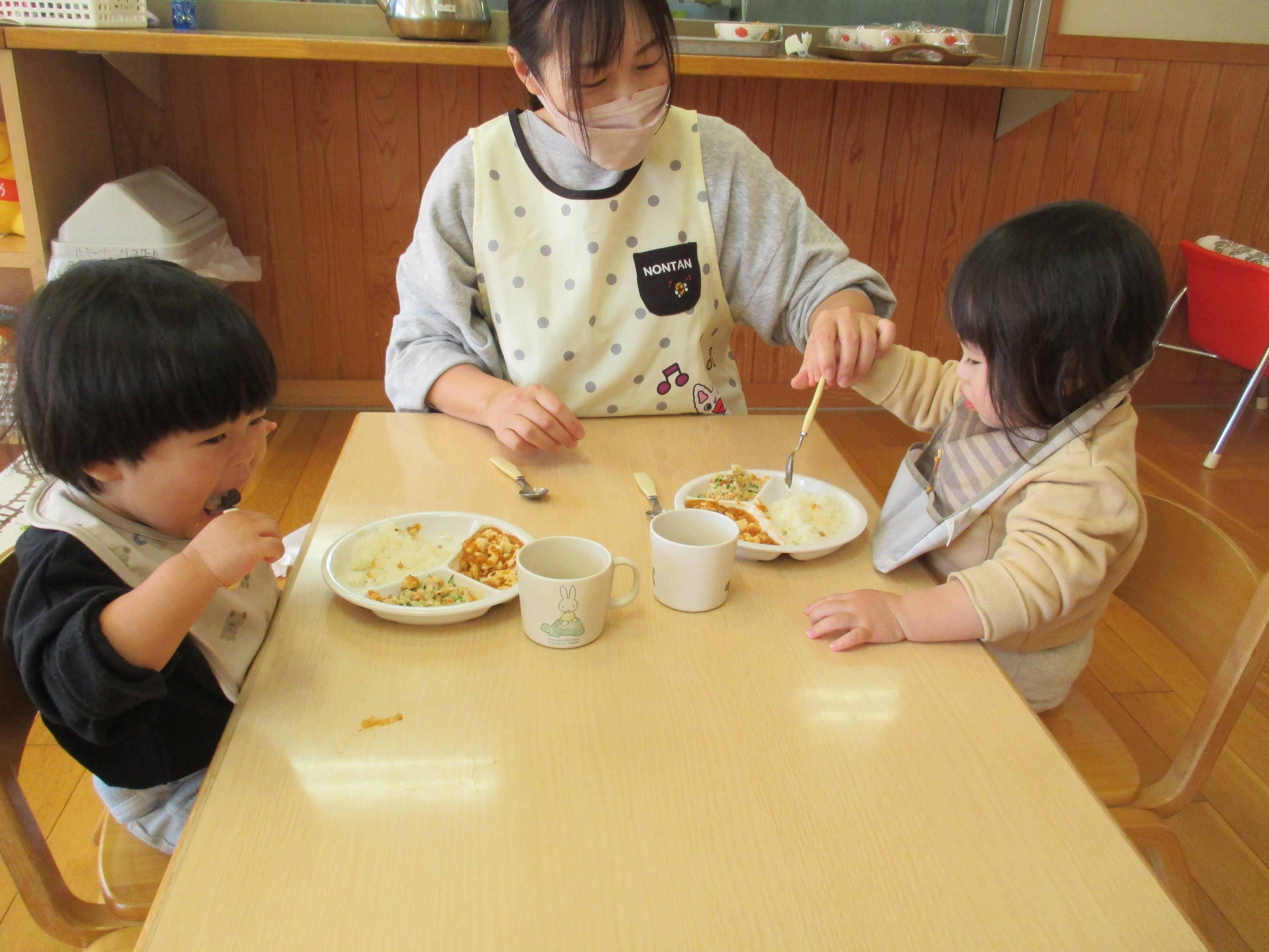 給食の様子①（つくし・たんぽぽ組）