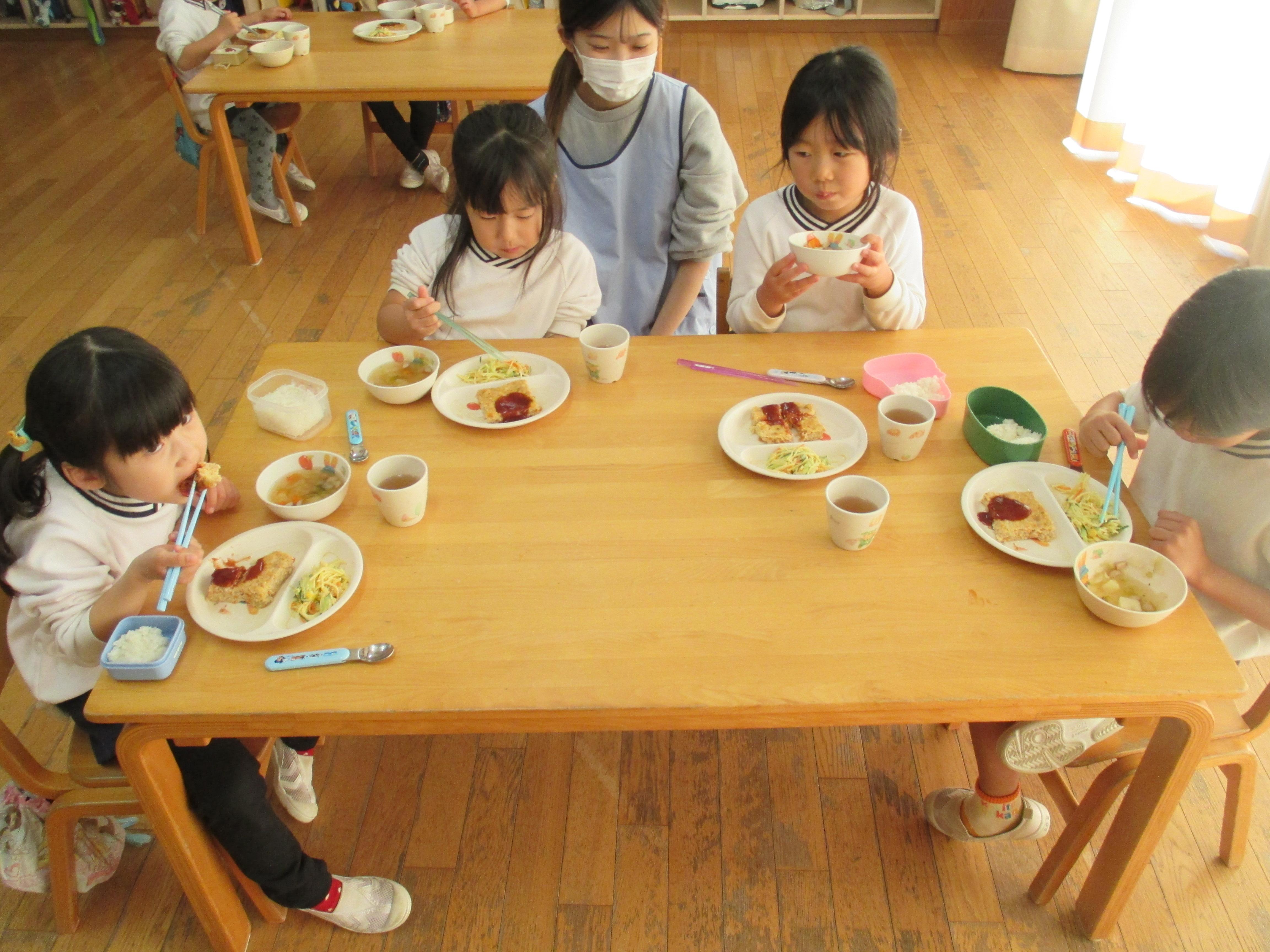 給食の様子③（ゆり・ひまわり組）