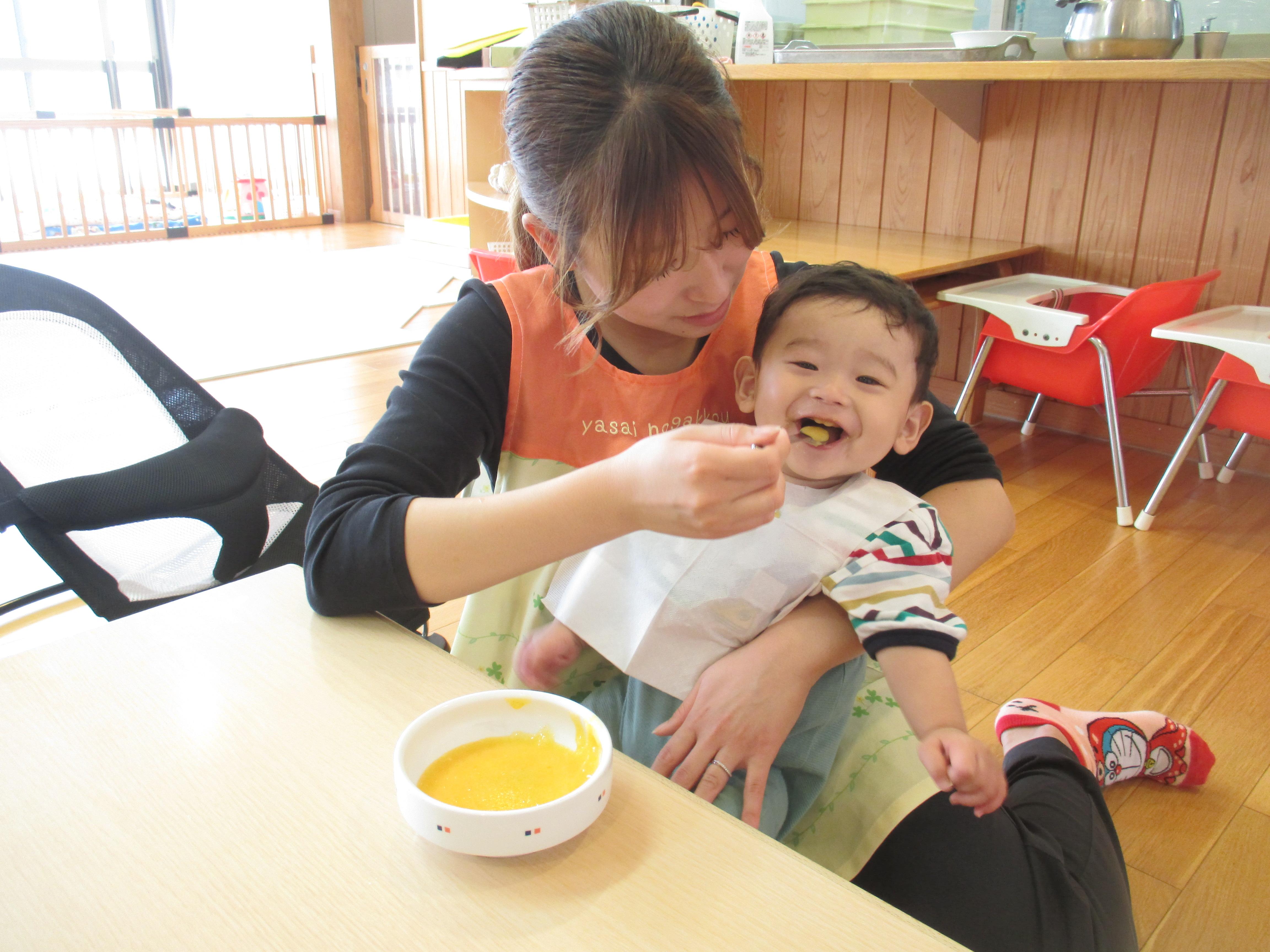 園での給食の様子①（つくし・たんぽぽ組）